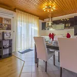 Mediterranes Nur 470 Meter Zum Mit Meerblick, Babybett, Grill Apartment Povile