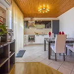 Apartment Mediterranes Nur 470 Meter Zum Mit Meerblick, Babybett, Grill