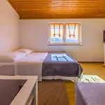 Mediterranes Nur 470 Meter Zum Mit Meerblick, Babybett, Grill Apartment Povile