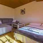 Mediterranes Nur 470 Meter Zum Mit Meerblick, Babybett, Grill Apartment Povile
