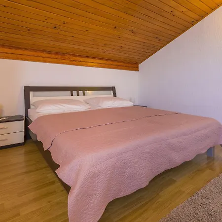 Mediterranes Nur 470 Meter Zum Mit Meerblick, Babybett, Grill Apartmán Povile