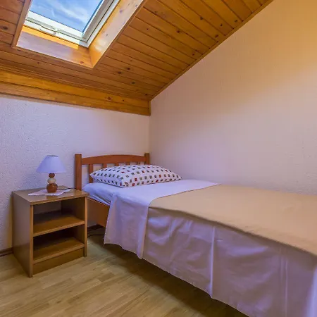 Apartmán Mediterranes Nur 470 Meter Zum Mit Meerblick, Babybett, Grill Povile