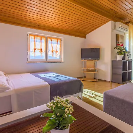 Mediterranes Nur 470 Meter Zum Mit Meerblick, Babybett, Grill Apartmán