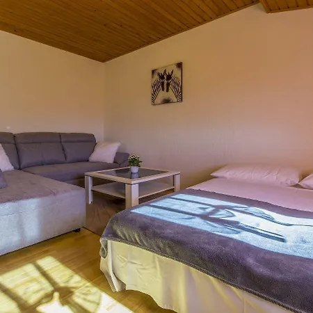 Mediterranes Nur 470 Meter Zum Mit Meerblick, Babybett, Grill Apartmán Povile