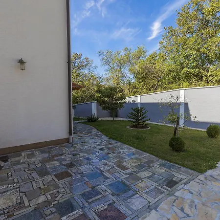 Appartamento Mediterranes Nur 470 Meter Zum Mit Meerblick, Babybett, Grill Povile